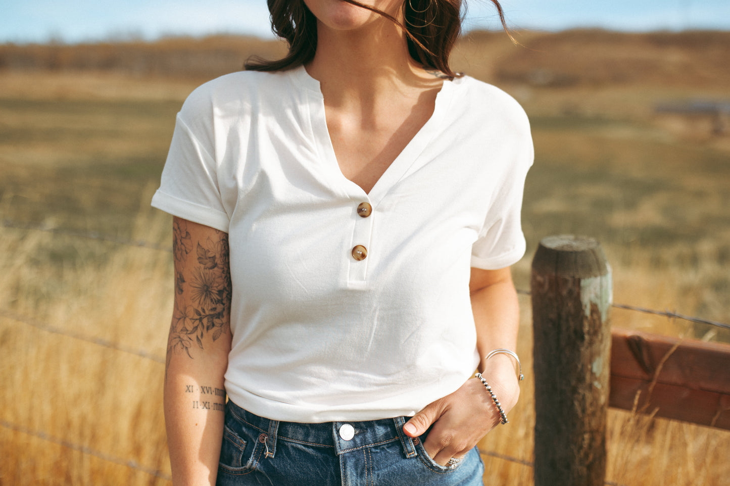 THE ELEEN- ESSENTIAL TEE IVORY